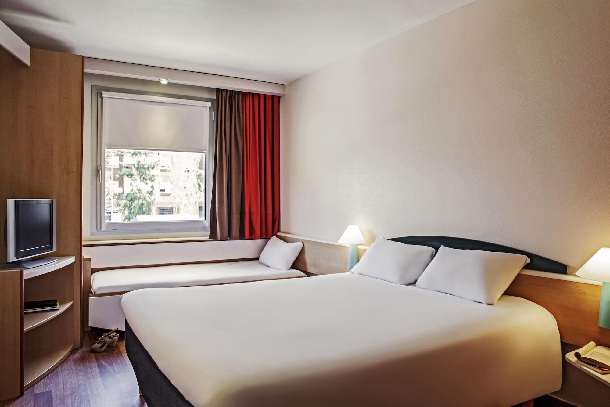 Ibis Barcelona Molins De Rei Hotel Ngoại thất bức ảnh