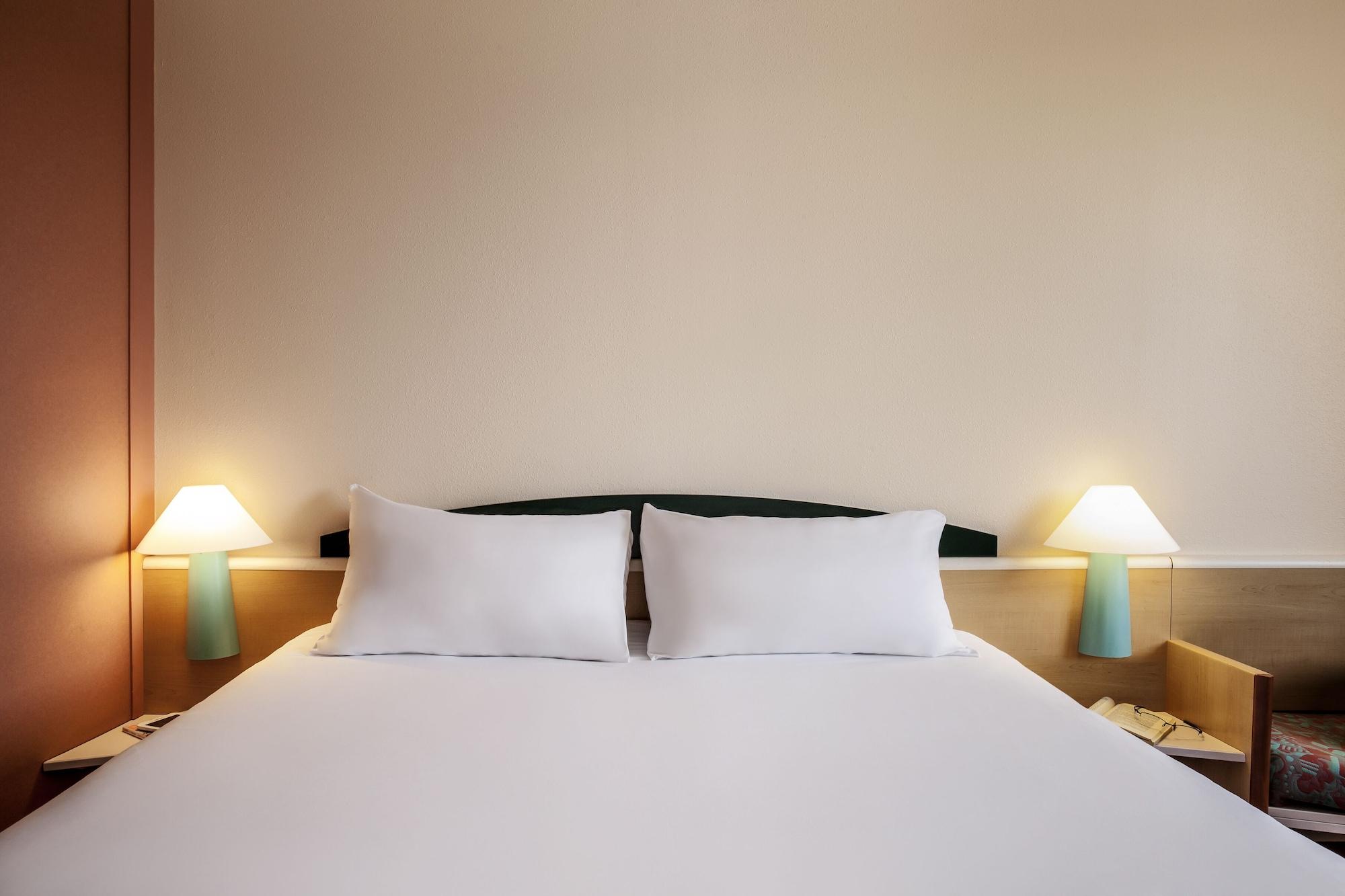 Ibis Barcelona Molins De Rei Hotel Ngoại thất bức ảnh