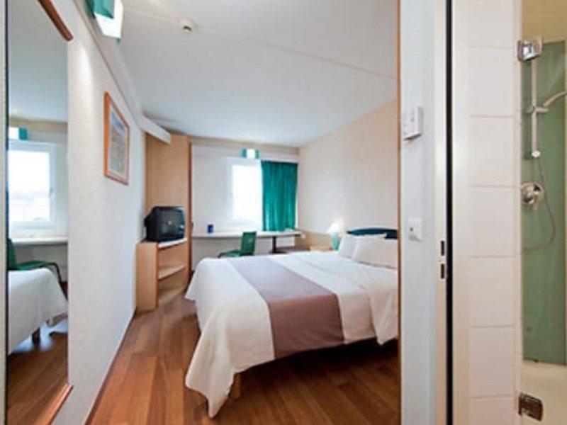 Ibis Barcelona Molins De Rei Hotel Ngoại thất bức ảnh