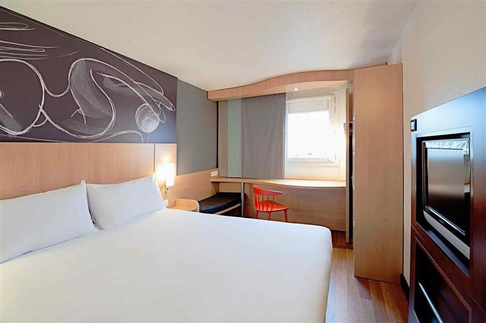 Ibis Barcelona Molins De Rei Hotel Ngoại thất bức ảnh