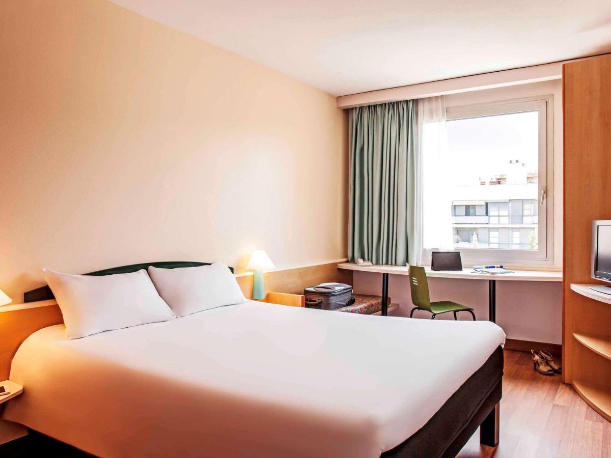 Ibis Barcelona Molins De Rei Hotel Ngoại thất bức ảnh